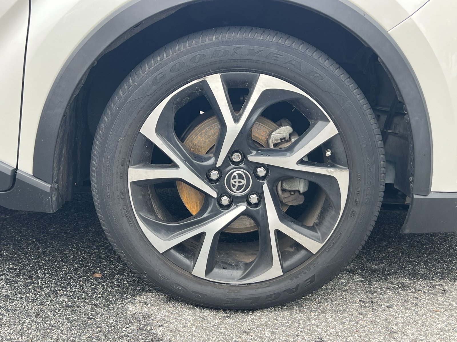 Used 2019 Toyota C-HR XLE FWD image 11