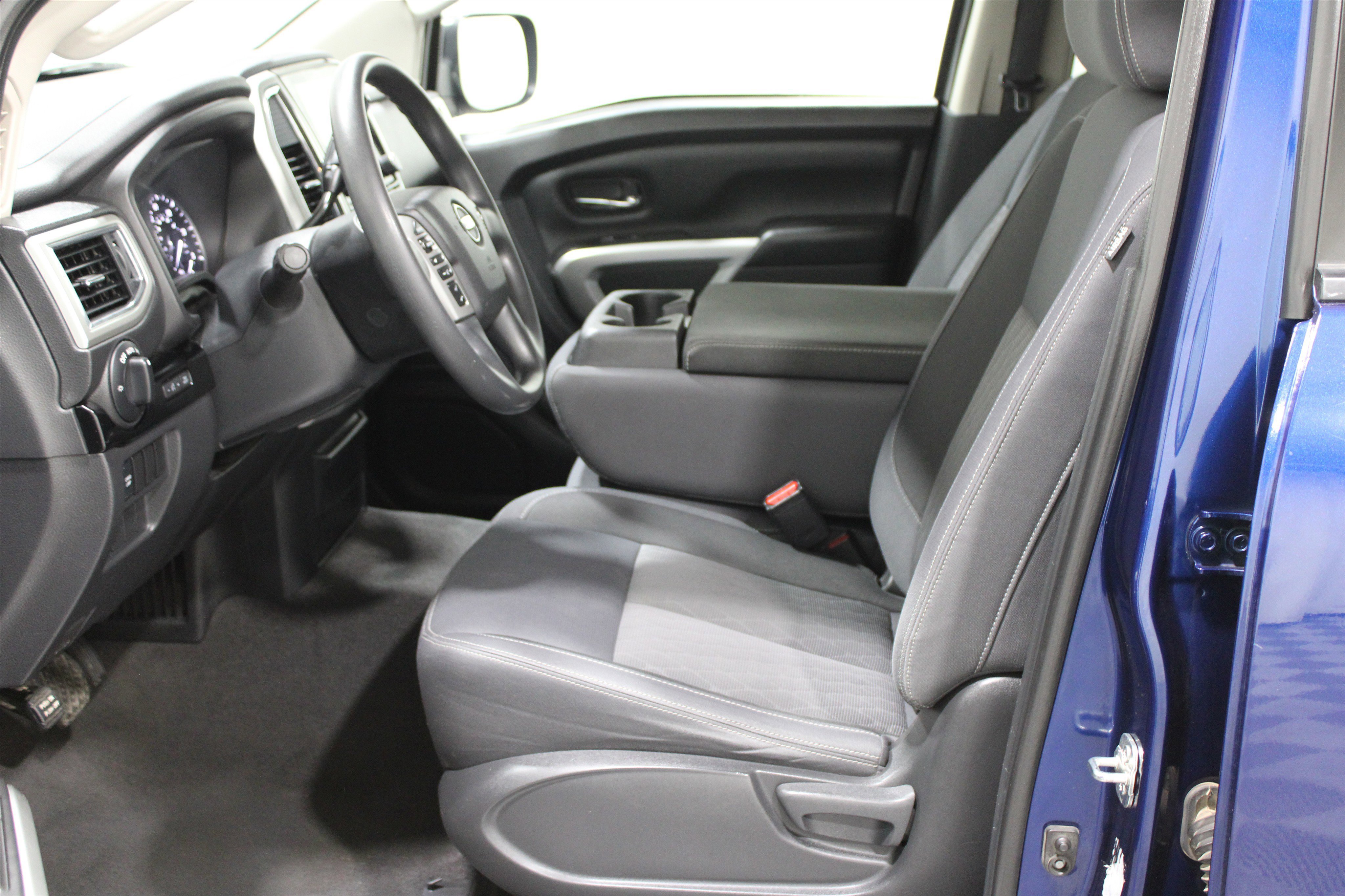 Used 2021 Nissan Titan SV image 3