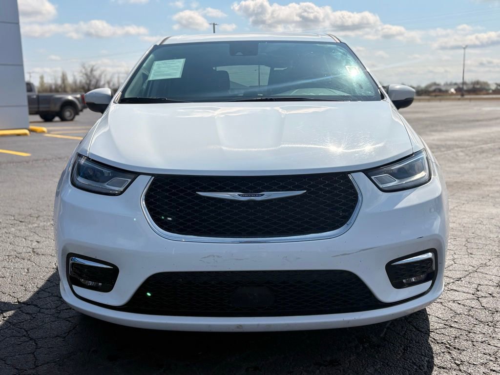 Used 2023 Chrysler Pacifica Touring-L FWD image 2