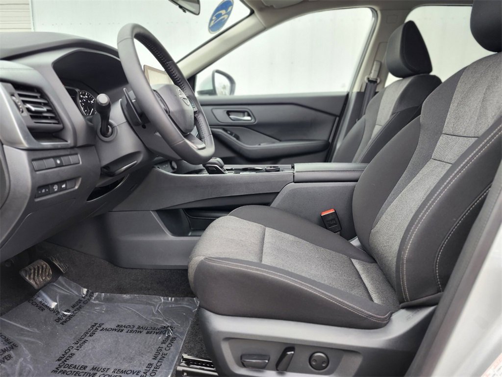 Used 2025 Nissan Rogue SV image 16