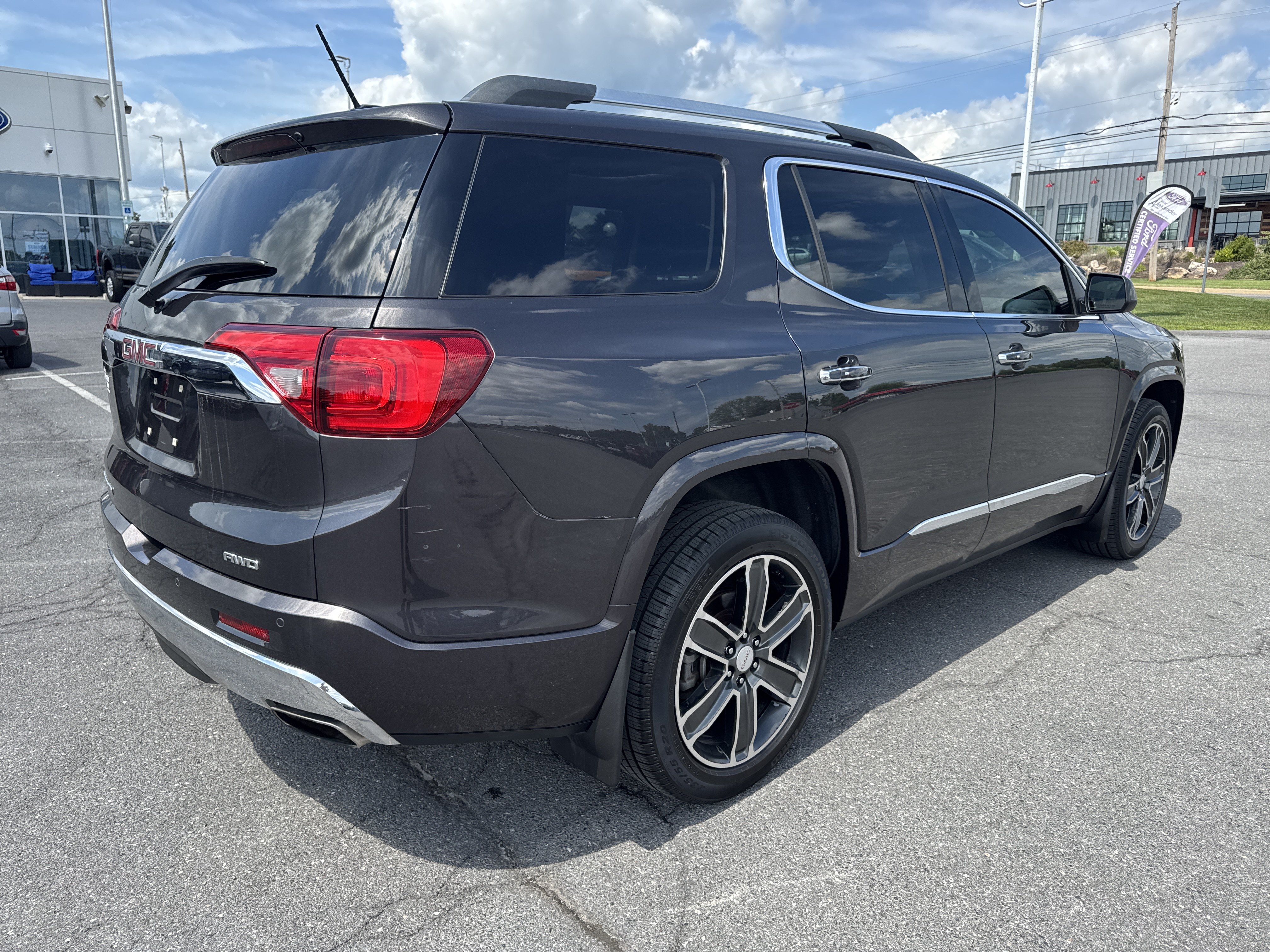 Used 2018 GMC Acadia Denali w/ Technology Package AWD/4WD image 3