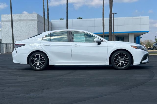 Used 2024 Toyota Camry SE image 3