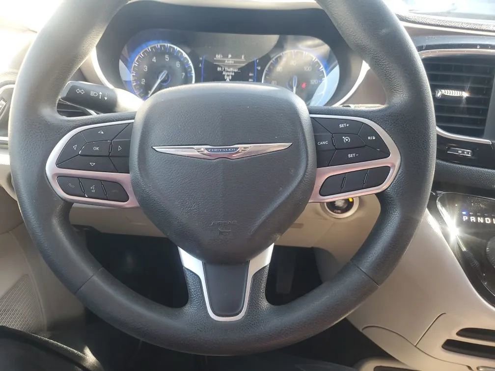 Used 2020 Chrysler Voyager L image 19