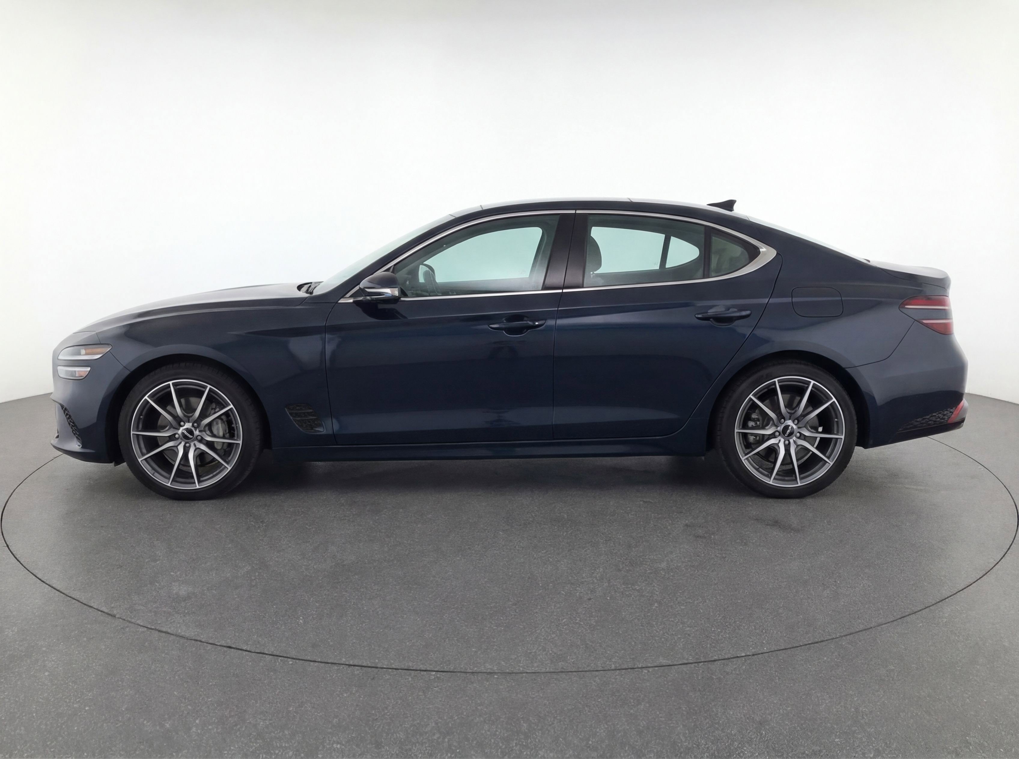 Used 2025 Genesis G70 2.5T image 5