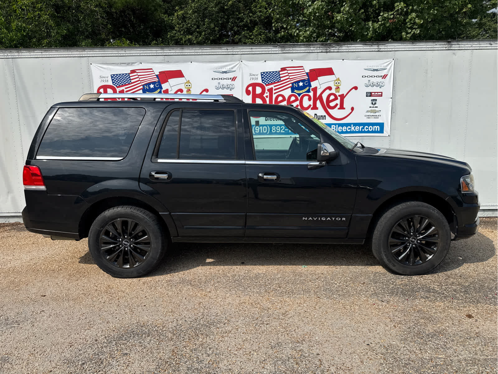 Used 2015 Lincoln Navigator 2WD image 2