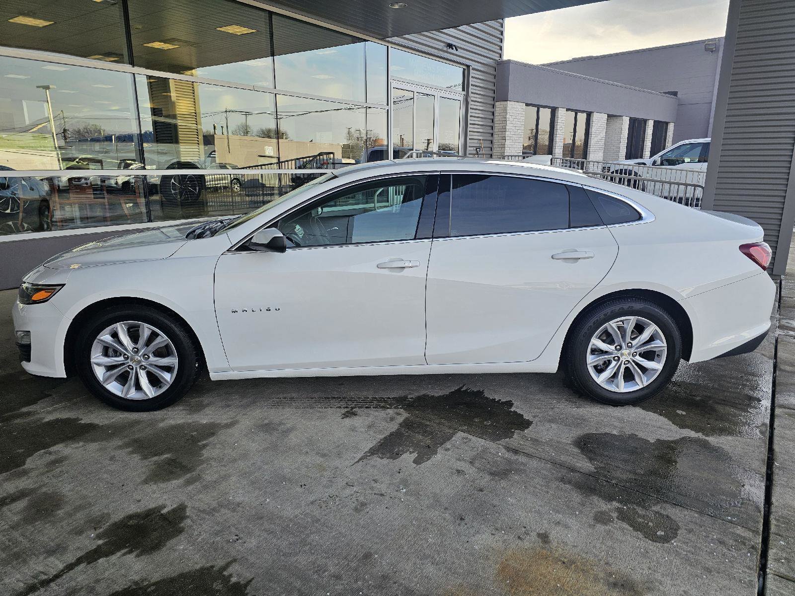 Used 2022 Chevrolet Malibu LT image 2