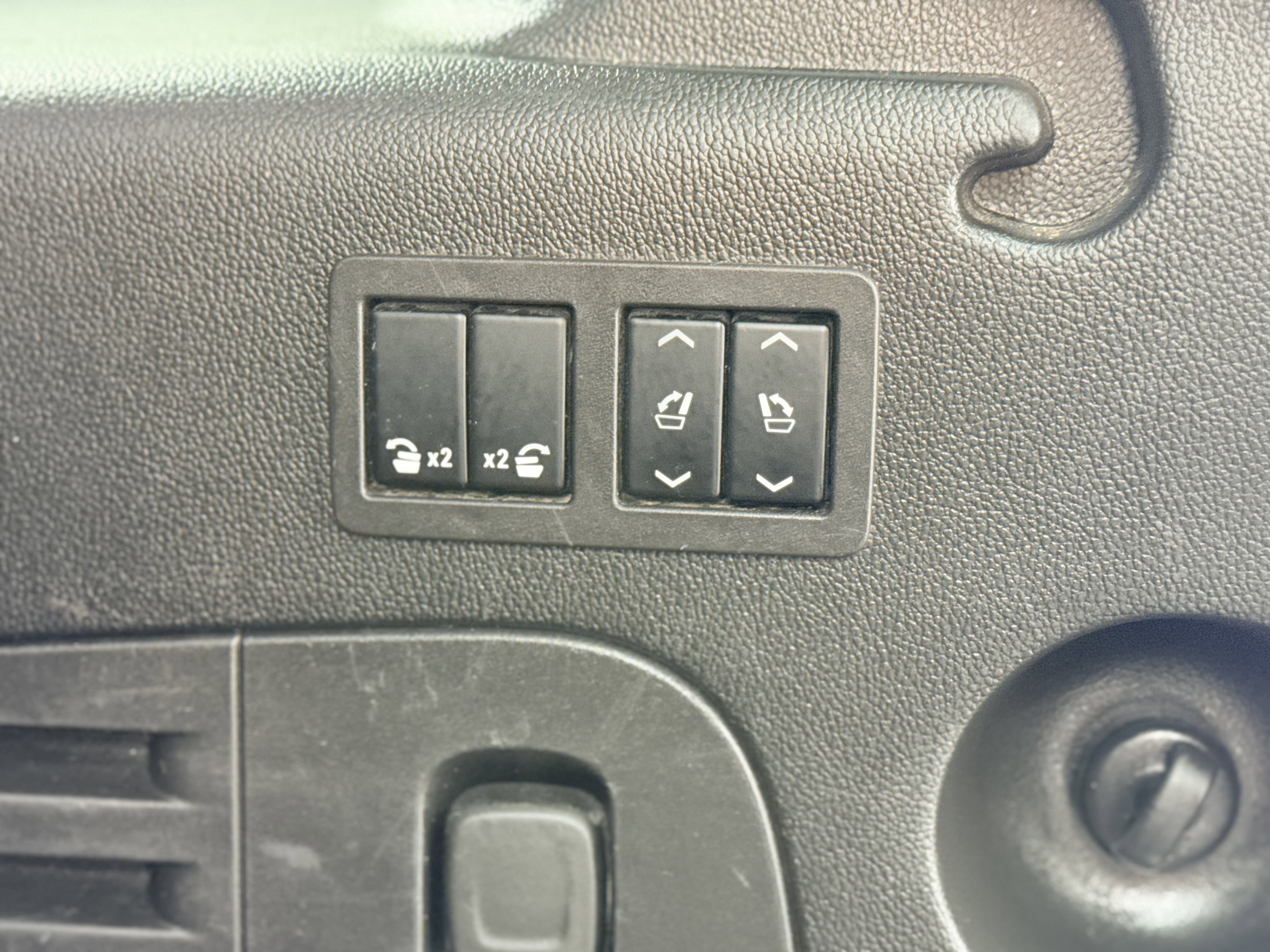 Used 2018 Chevrolet Suburban LT image 12