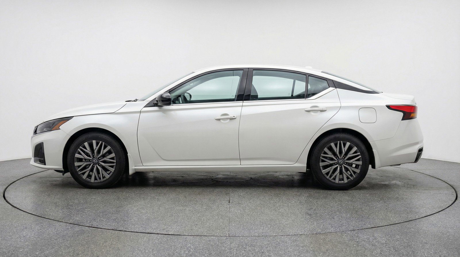 Used 2025 Nissan Altima 2.5 SV FWD image 5