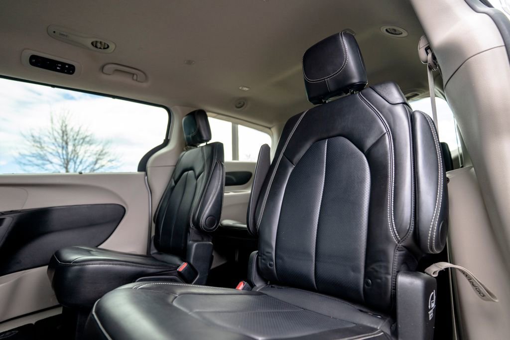 Used 2024 Chrysler Pacifica Touring-L image 34