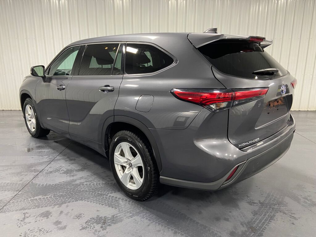 Used 2022 Toyota Highlander LE image 3