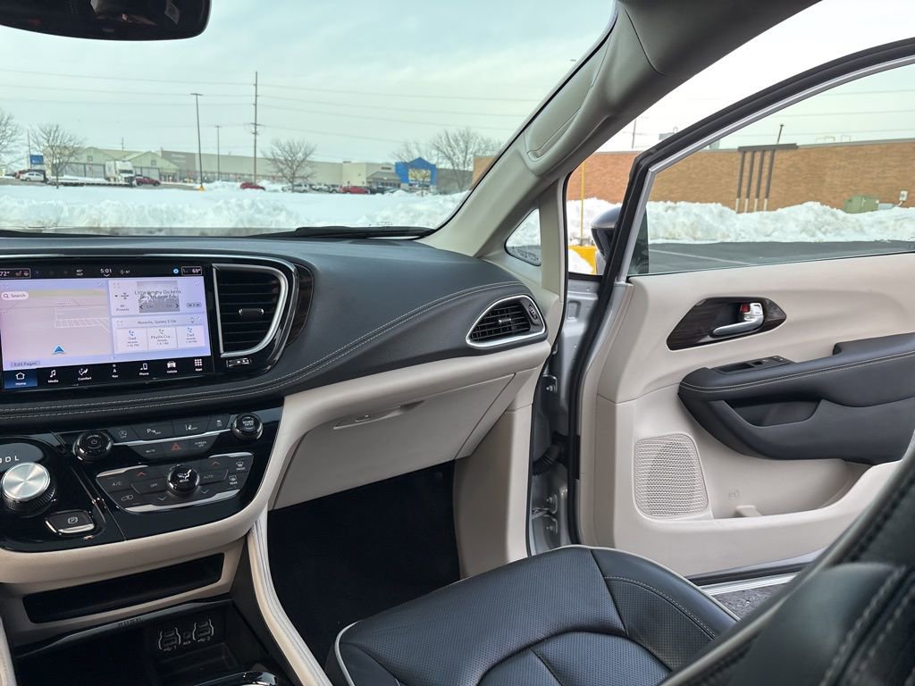 Used 2024 Chrysler Pacifica Limited FWD image 43