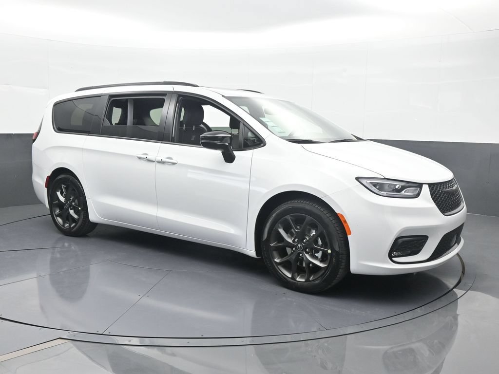 New 2026 Chrysler Pacifica Limited w/ S Appearance Package FWD image 8