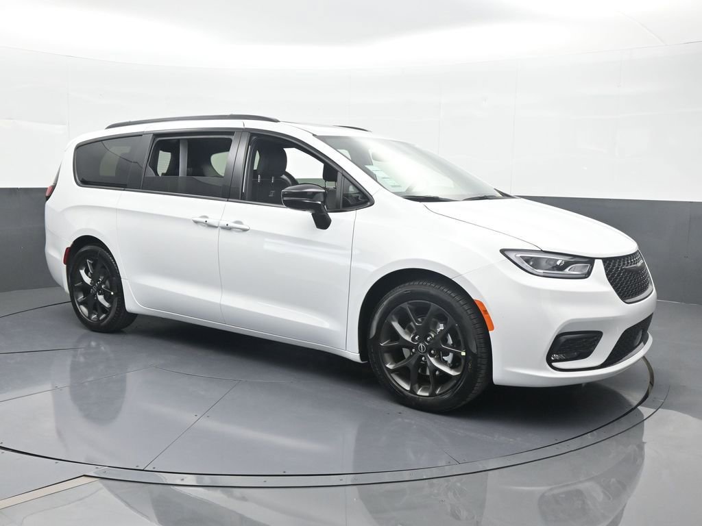 New 2026 Chrysler Pacifica Limited w/ S Appearance Package image 8