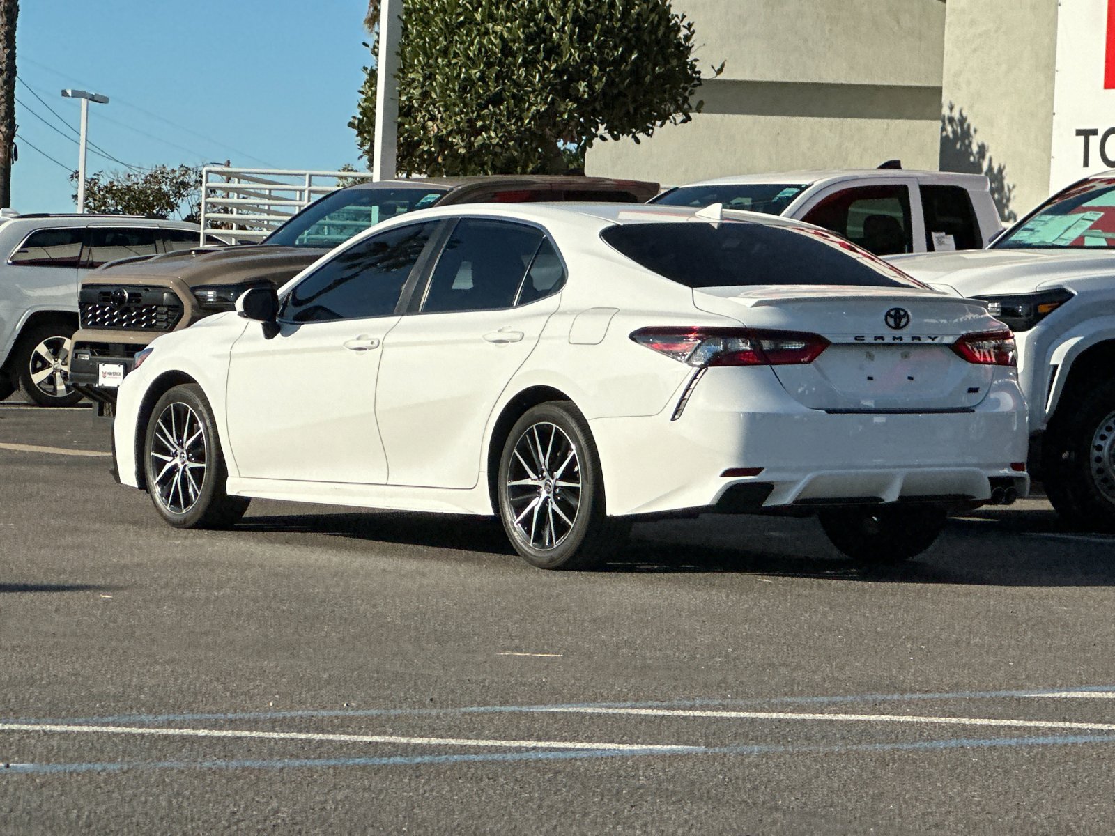 Used 2024 Toyota Camry SE w/ Convenience Package FWD image 3