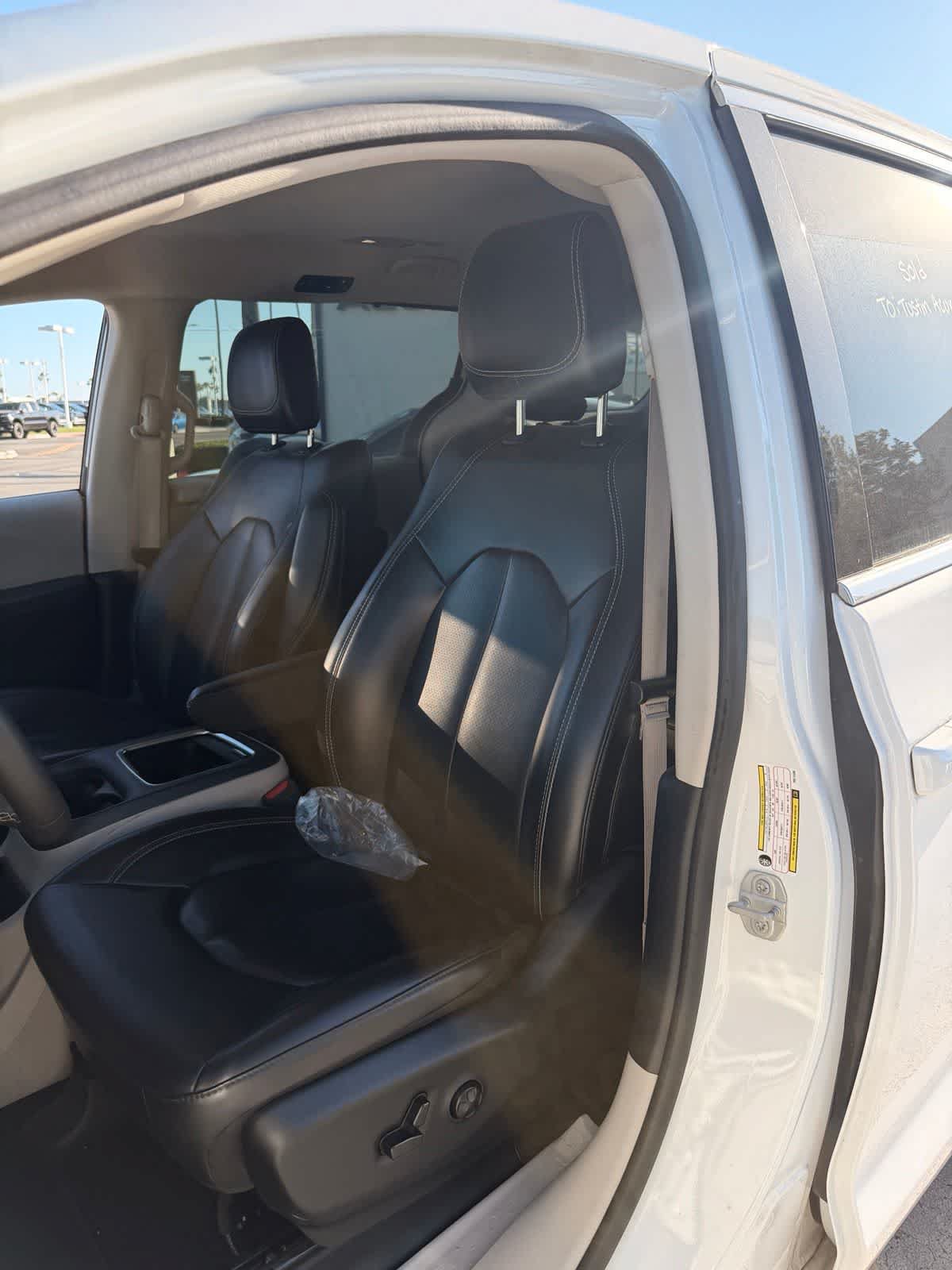 Used 2023 Chrysler Pacifica Touring-L FWD image 9