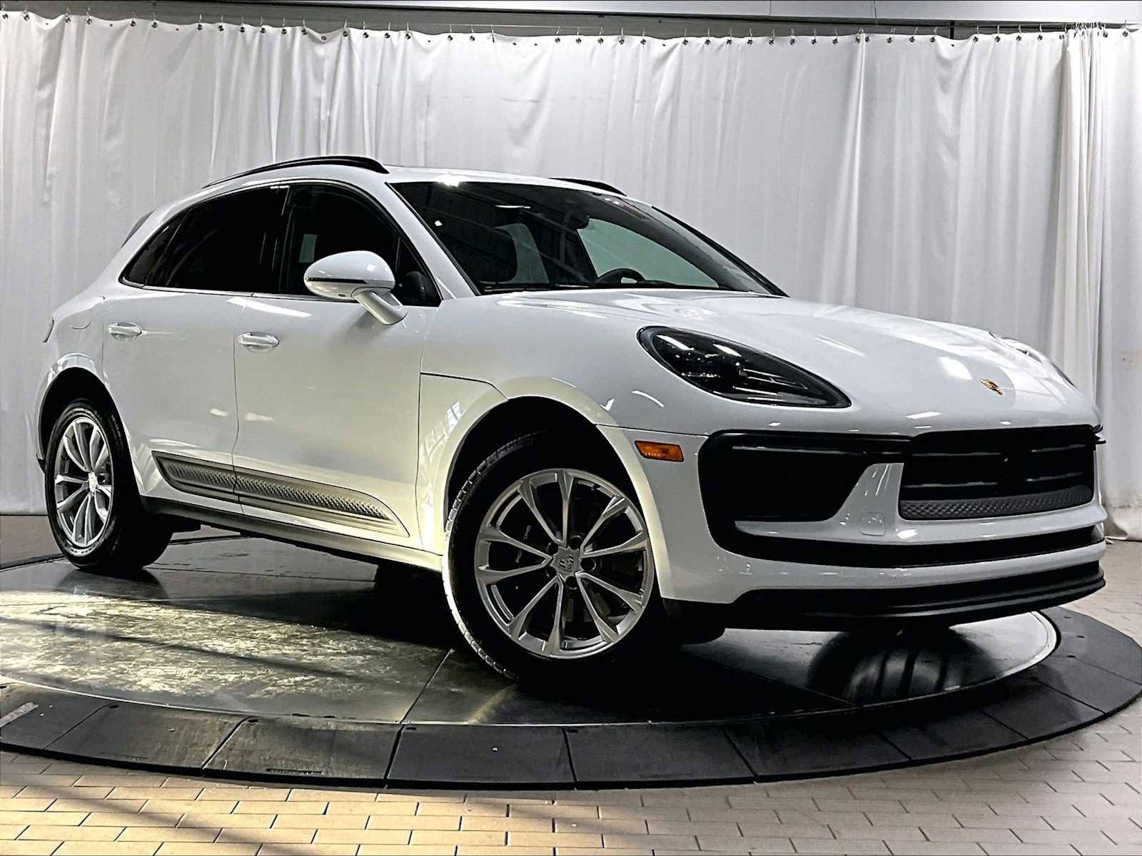 Used 2025 Porsche Macan image 11
