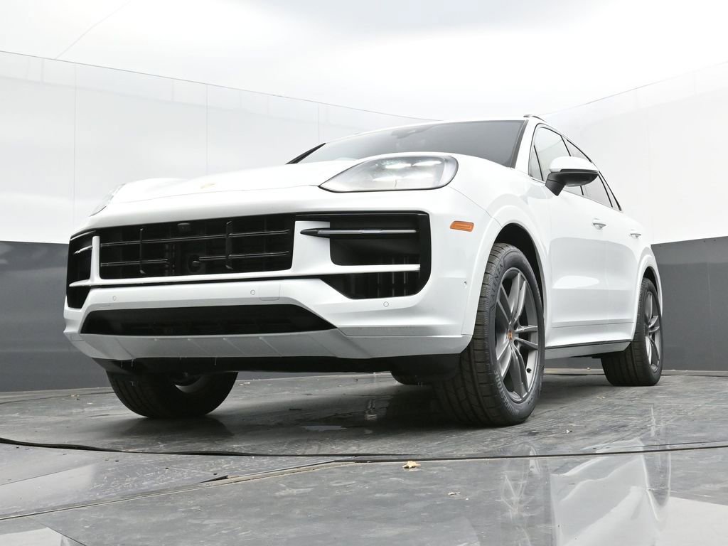 Certified 2025 Porsche Cayenne AWD/4WD image 37
