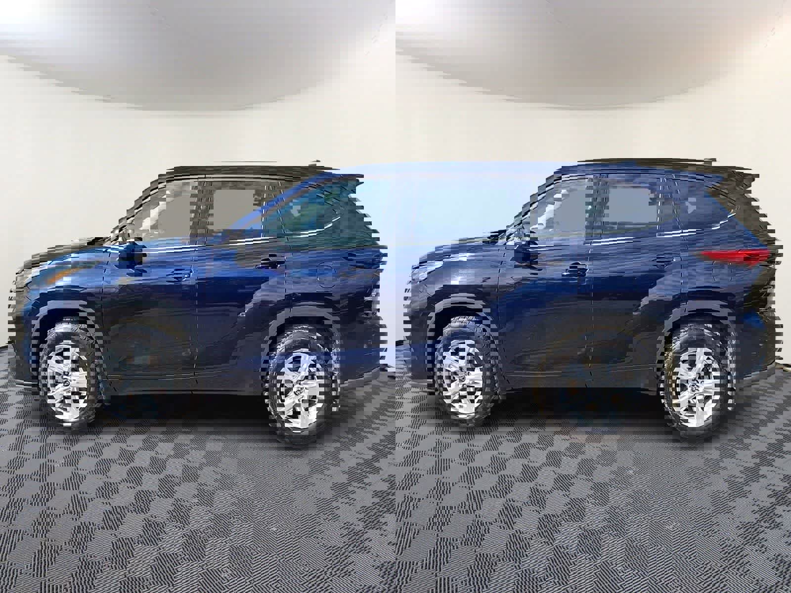 Used 2022 Toyota Highlander LE image 9