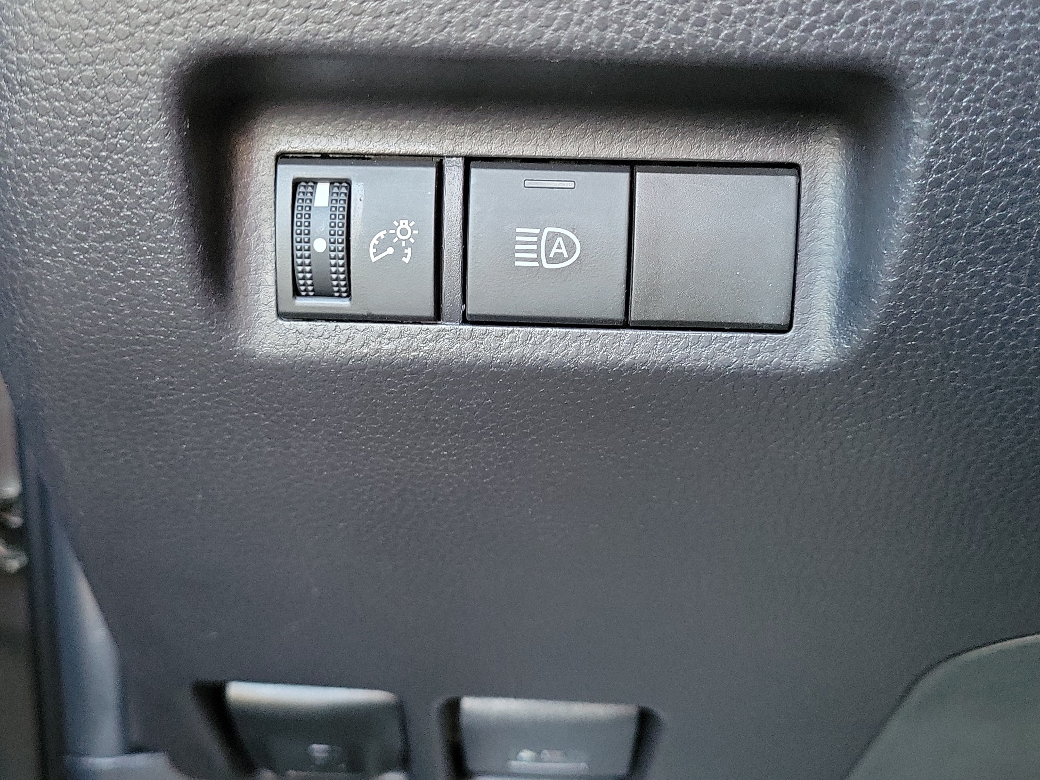 Used 2025 Toyota RAV4 XLE FWD image 31
