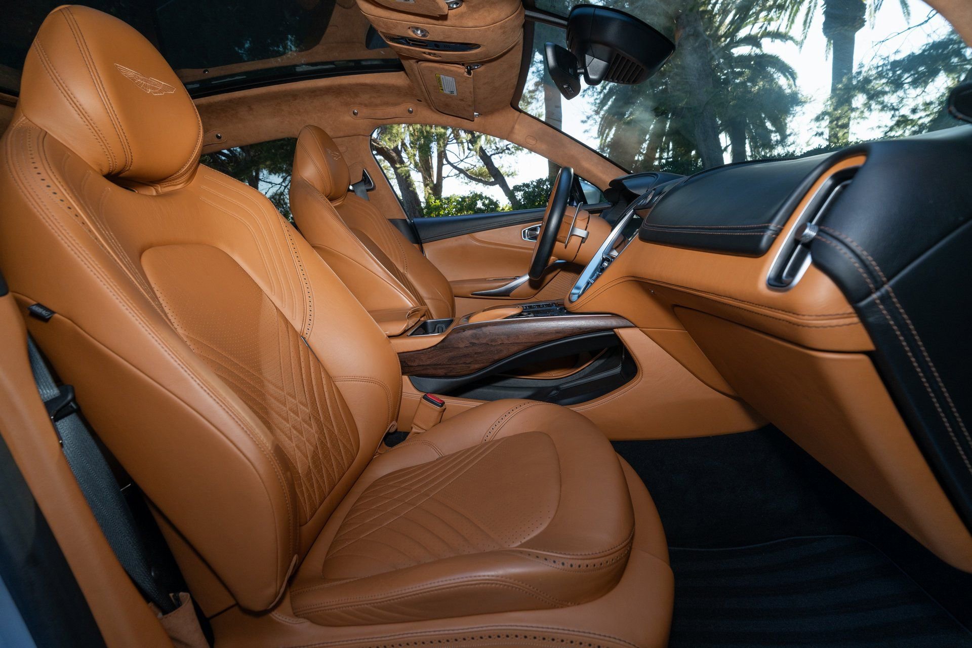 Used 2021 Aston Martin DBX image 21