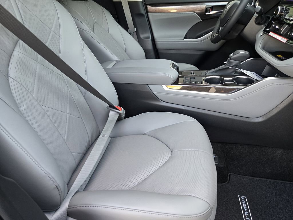 New 2026 Toyota Highlander Platinum AWD/4WD image 9