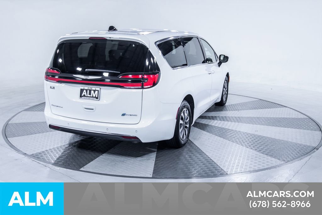 Used 2024 Chrysler Pacifica Select image 9