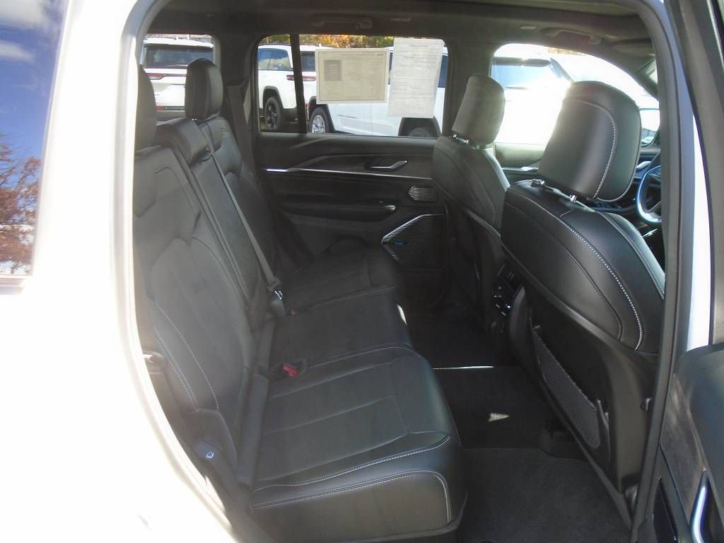 Used 2023 Jeep Grand Cherokee Overland image 12