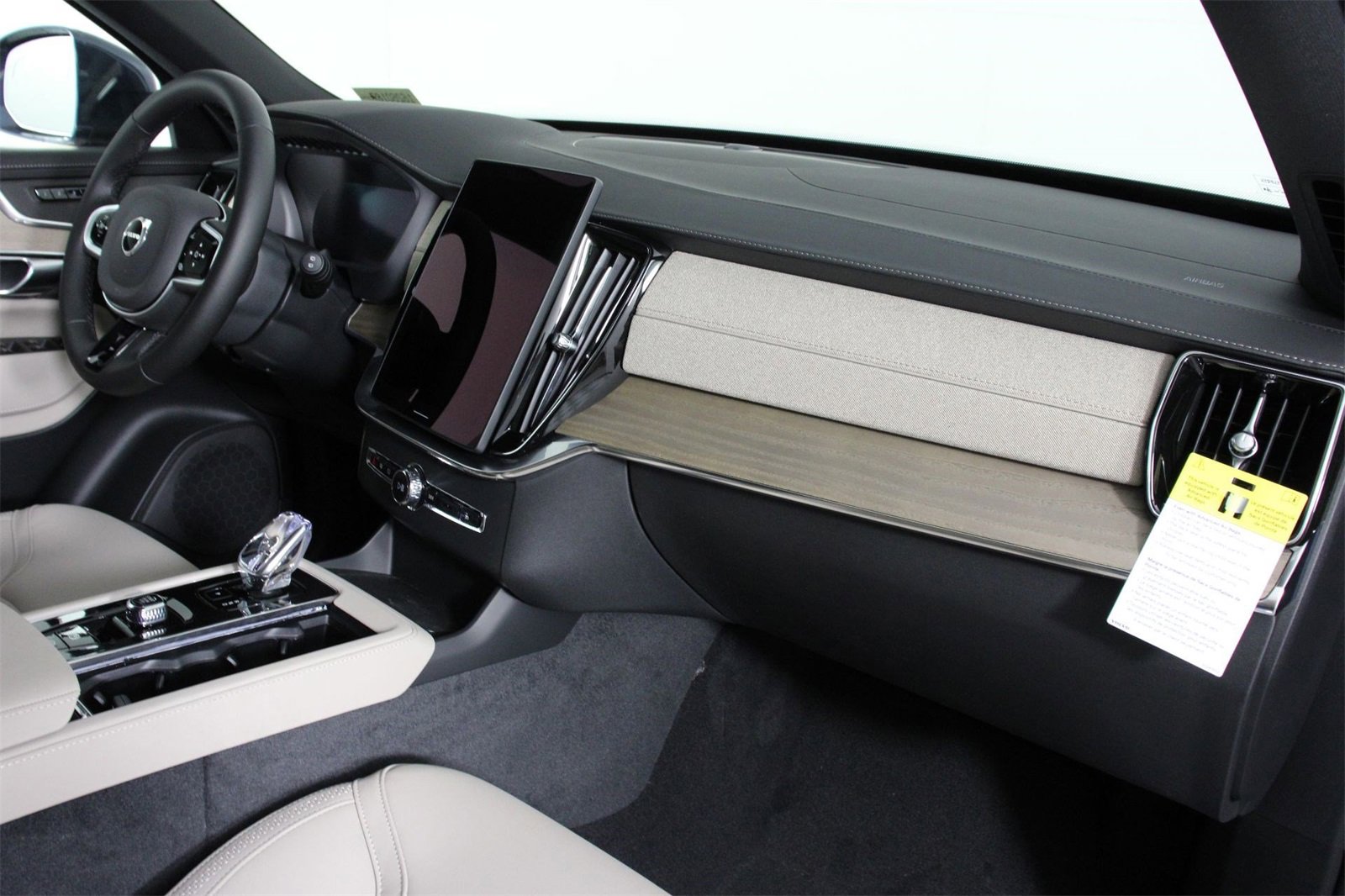 New 2026 Volvo XC90 B6 Plus w/ Protection Package image 9