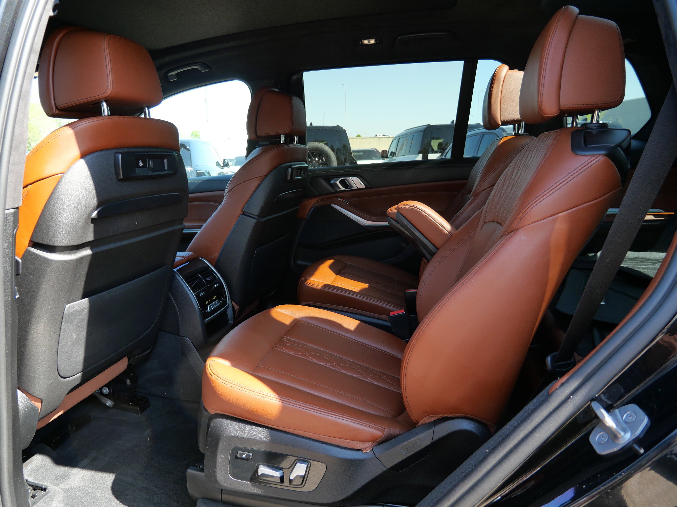 Used 2022 BMW X7 xDrive40i w/ M Sport Package AWD/4WD image 15