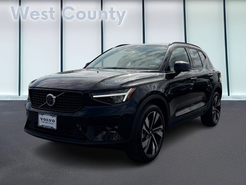 Certified 2025 Volvo XC40 B5 Plus AWD/4WD image 9