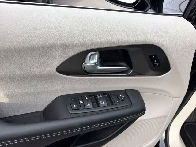 Used 2024 Chrysler Pacifica Touring-L image 14