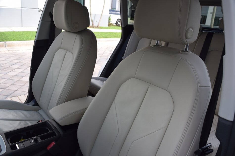 Used 2020 Audi Q3 2.0T Premium w/ Convenience Package AWD/4WD image 38