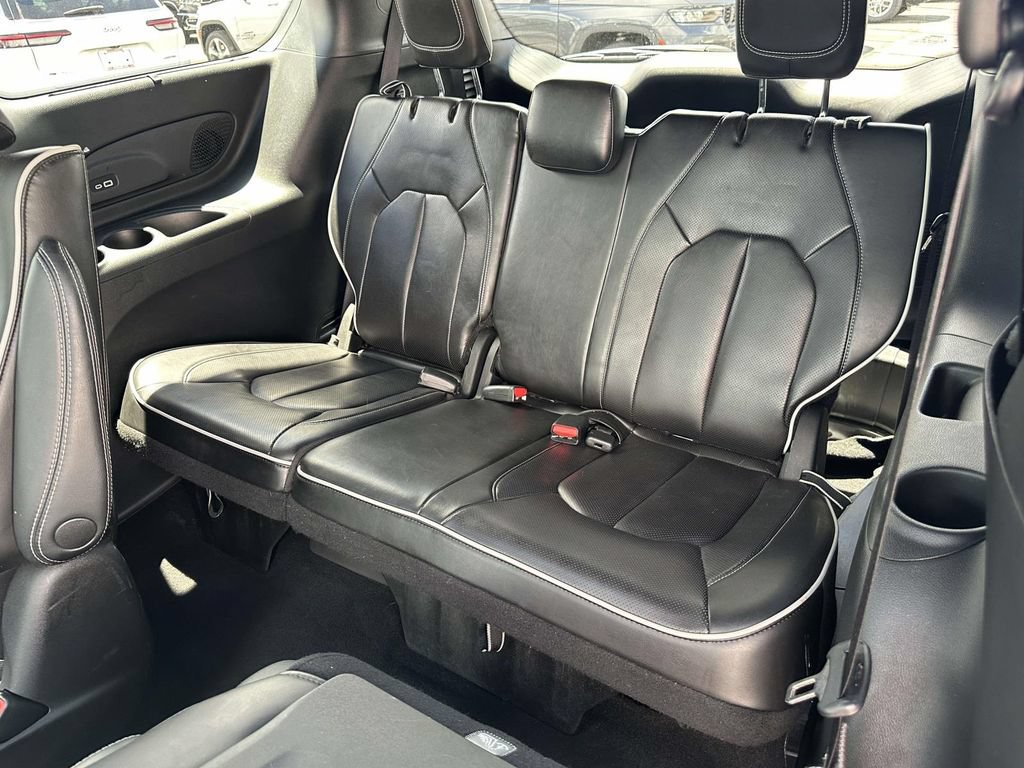 Used 2023 Chrysler Pacifica Limited w/ Uconnect Theater Family Group FWD image 13