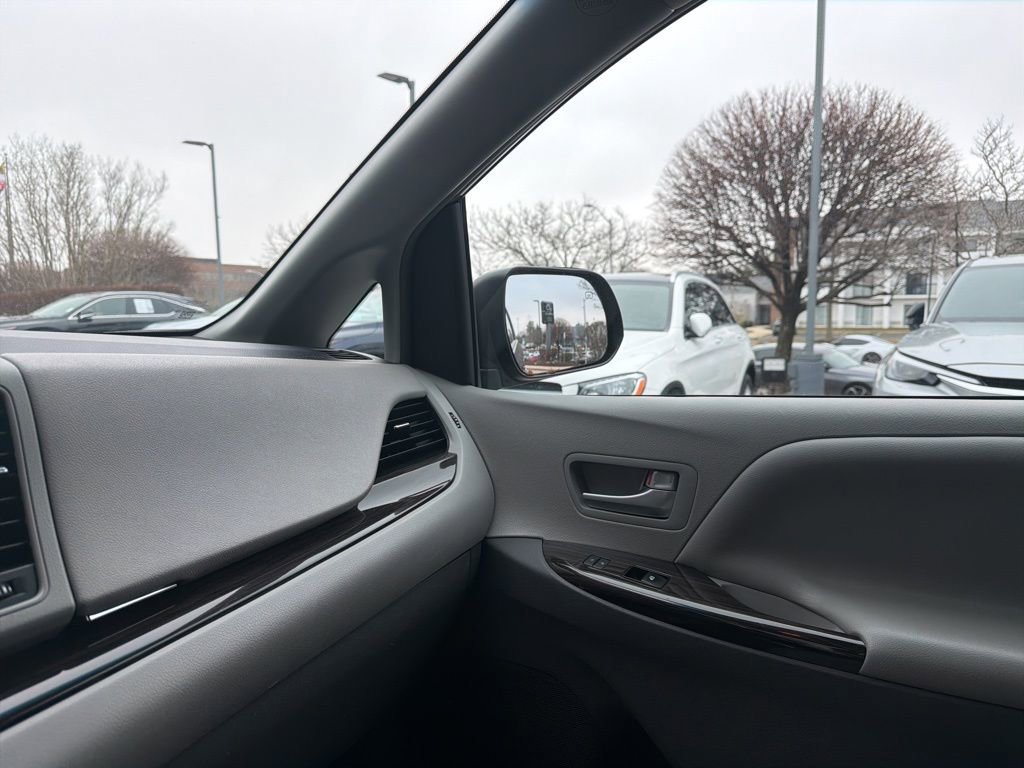 Used 2016 Toyota Sienna XLE Premium w/ Protection Package image 31