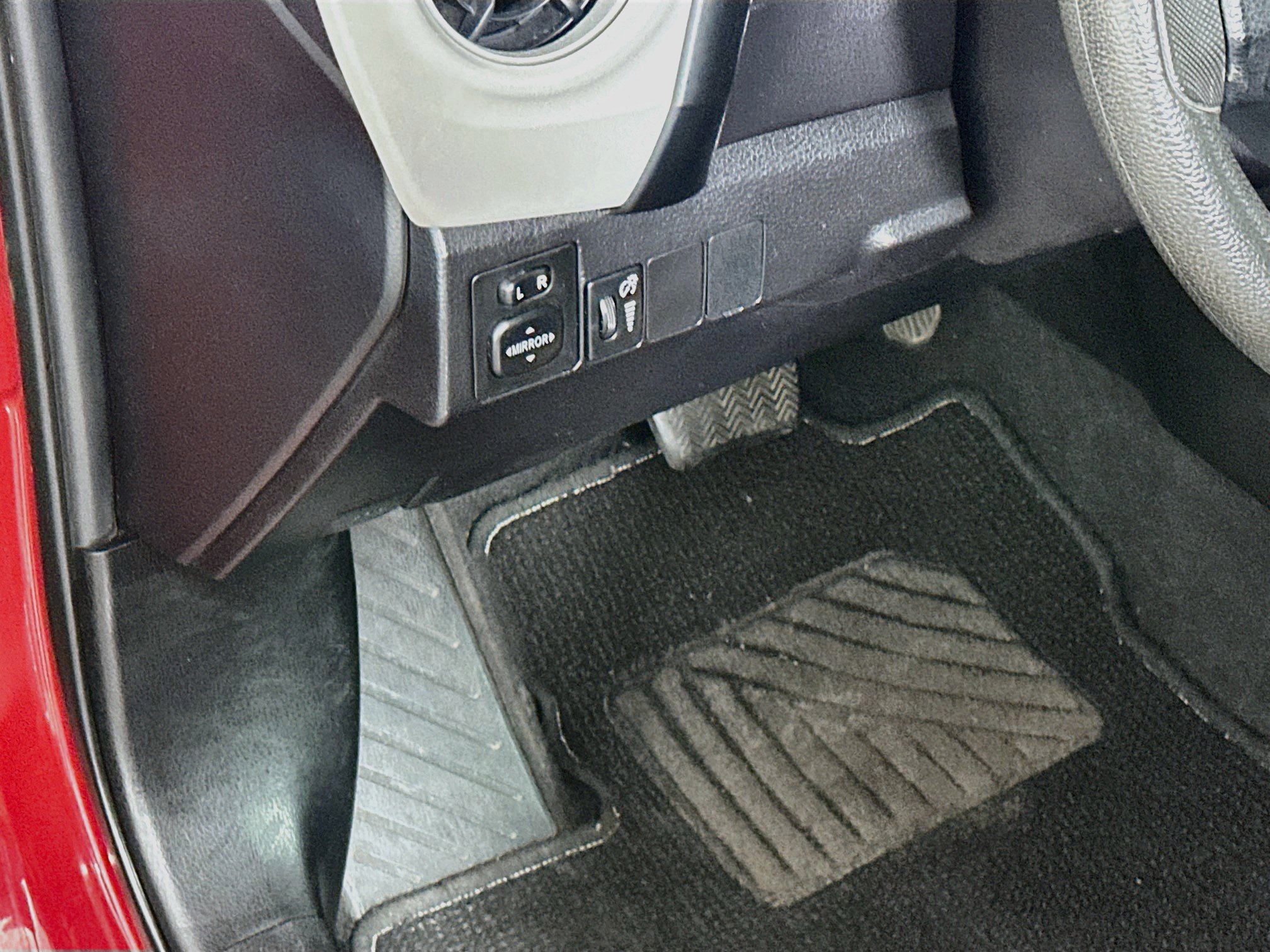 Used 2018 Toyota Corolla LE FWD image 16