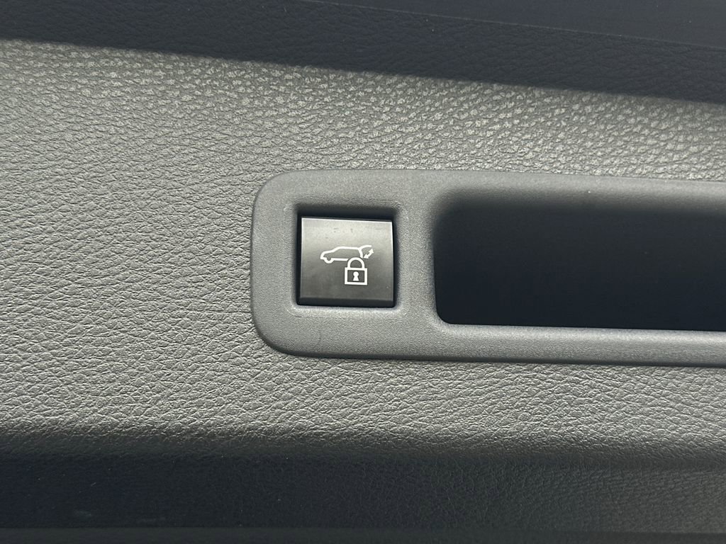 Used 2025 Toyota Sienna Platinum AWD/4WD image 7