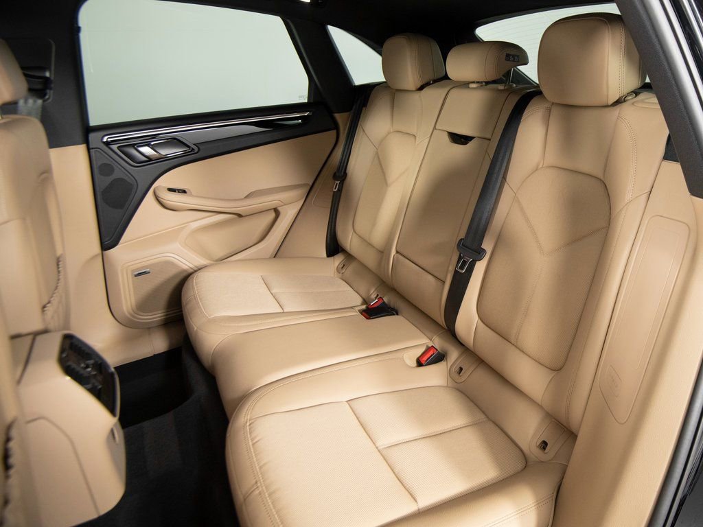 Certified 2025 Porsche Macan image 33