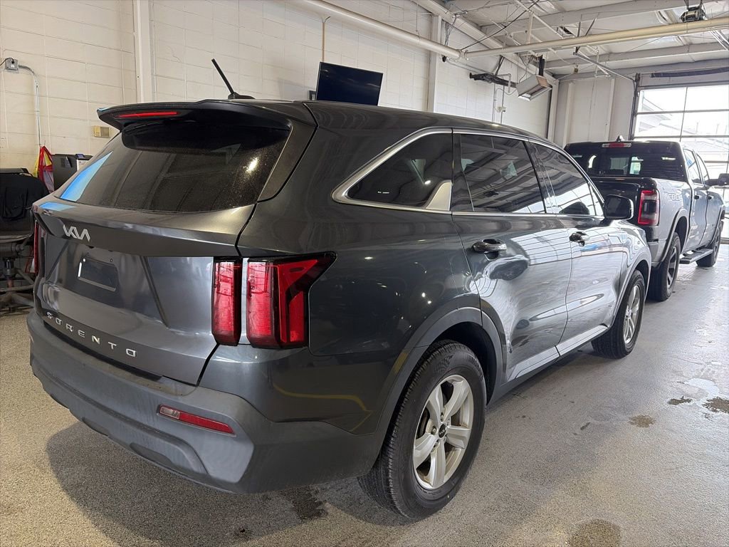 Used 2022 Kia Sorento LX image 3