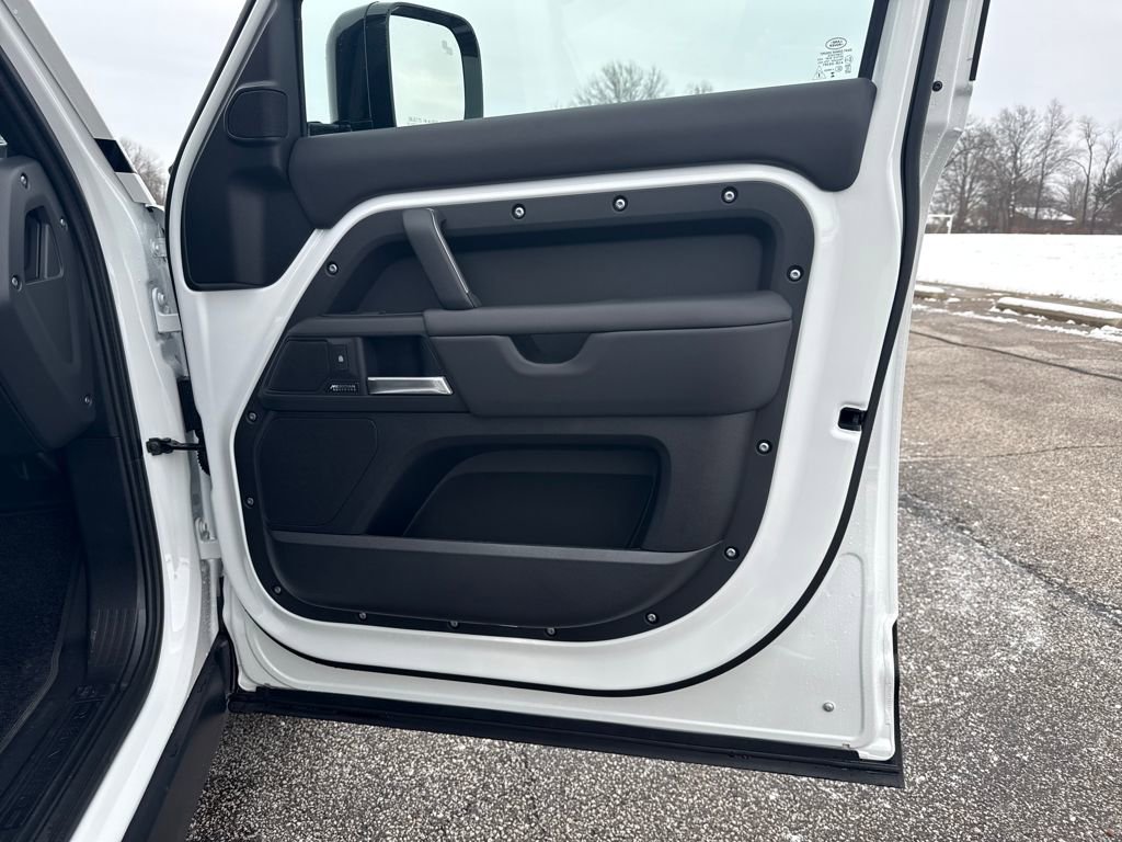 New 2025 Land Rover Defender 130 X-Dynamic SE image 13