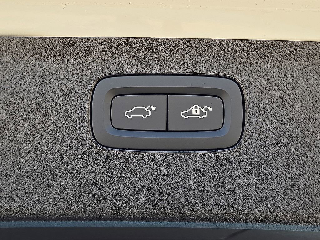 New 2026 Volvo XC90 B6 Plus w/ Protection Package Premier AWD/4WD image 12