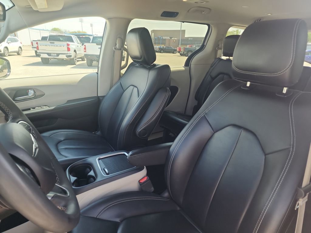 Used 2024 Chrysler Pacifica Touring-L image 11