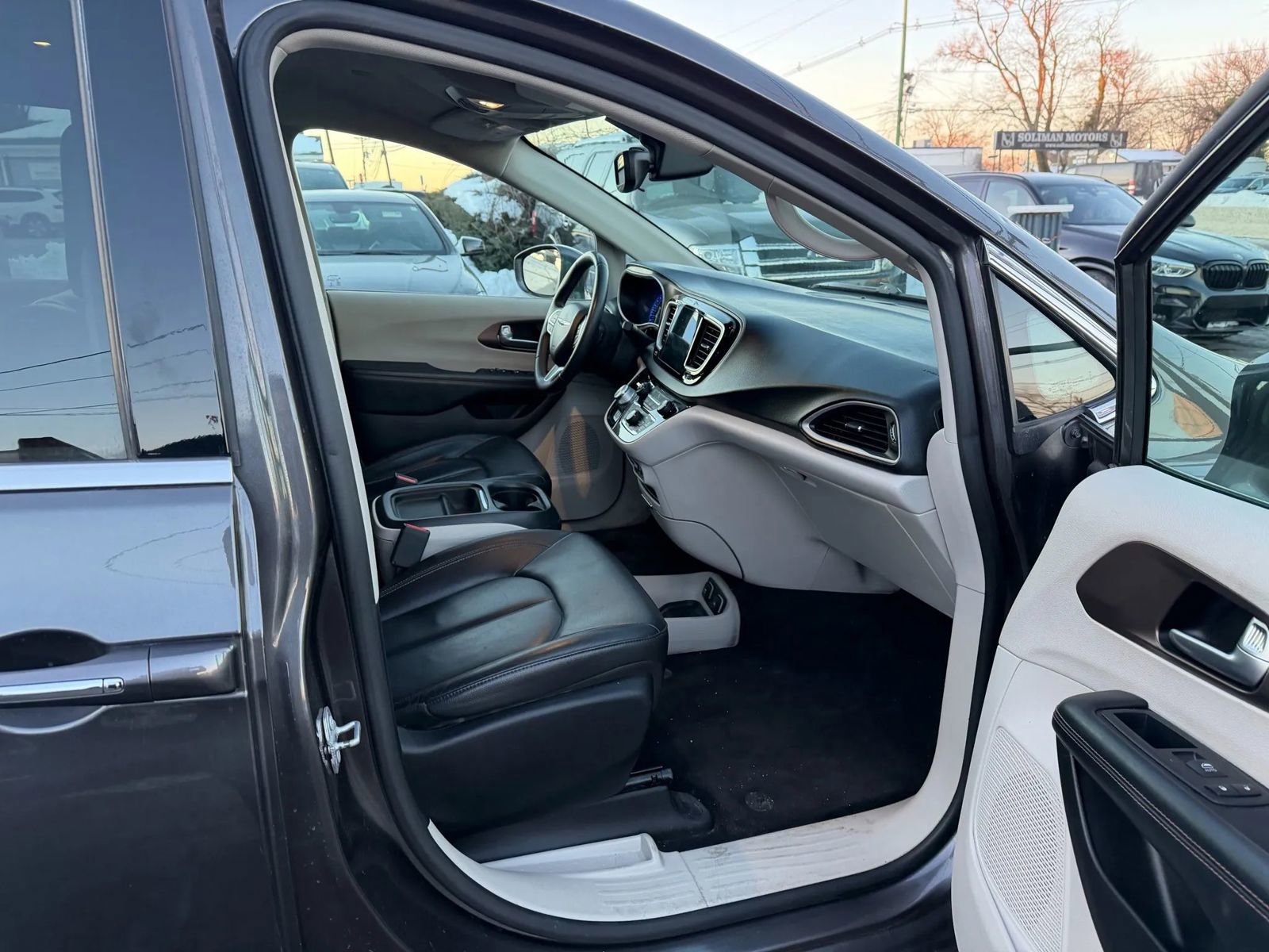 Used 2017 Chrysler Pacifica Touring-L image 24