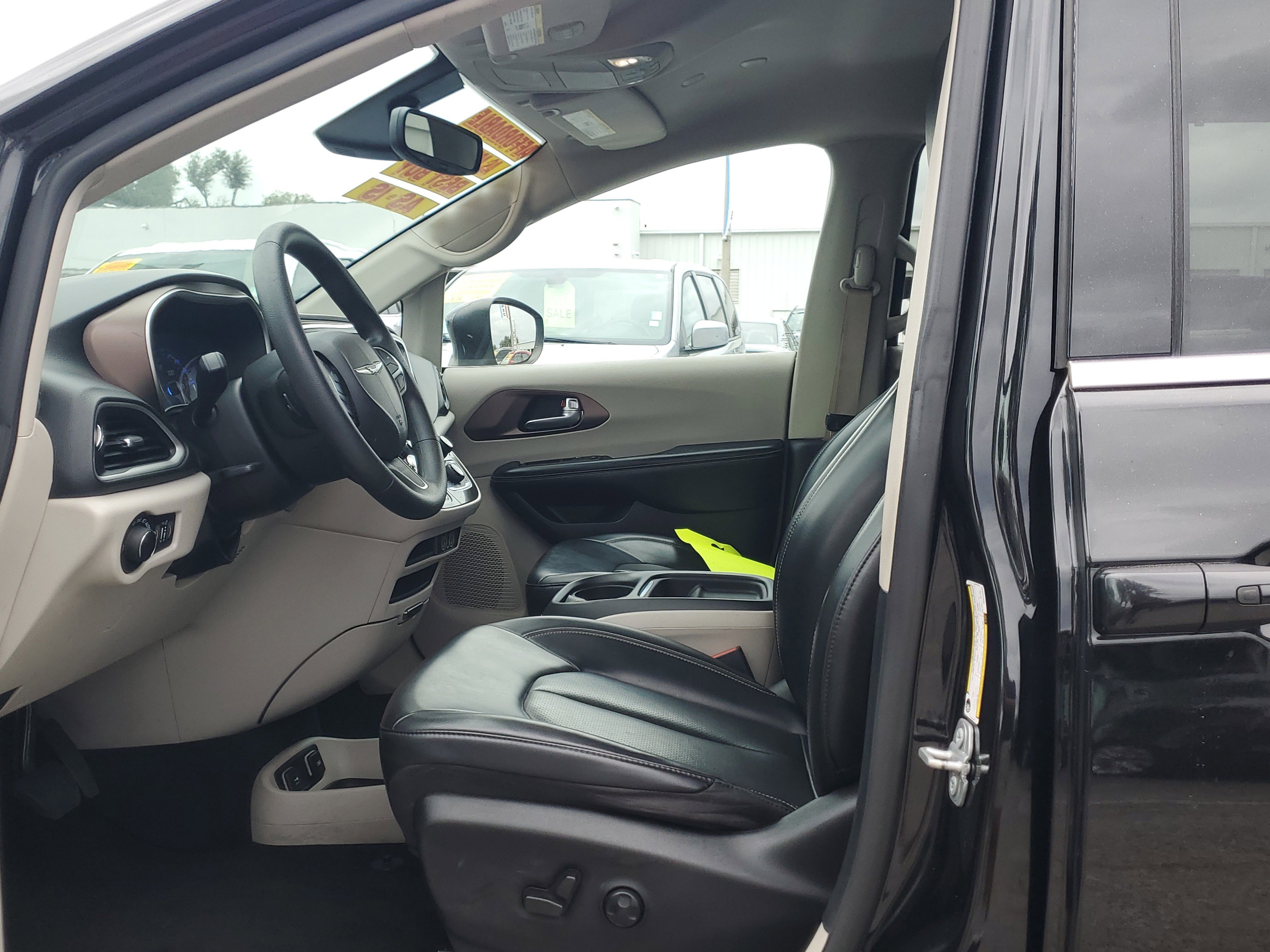 Used 2021 Chrysler Voyager Lxi image 20