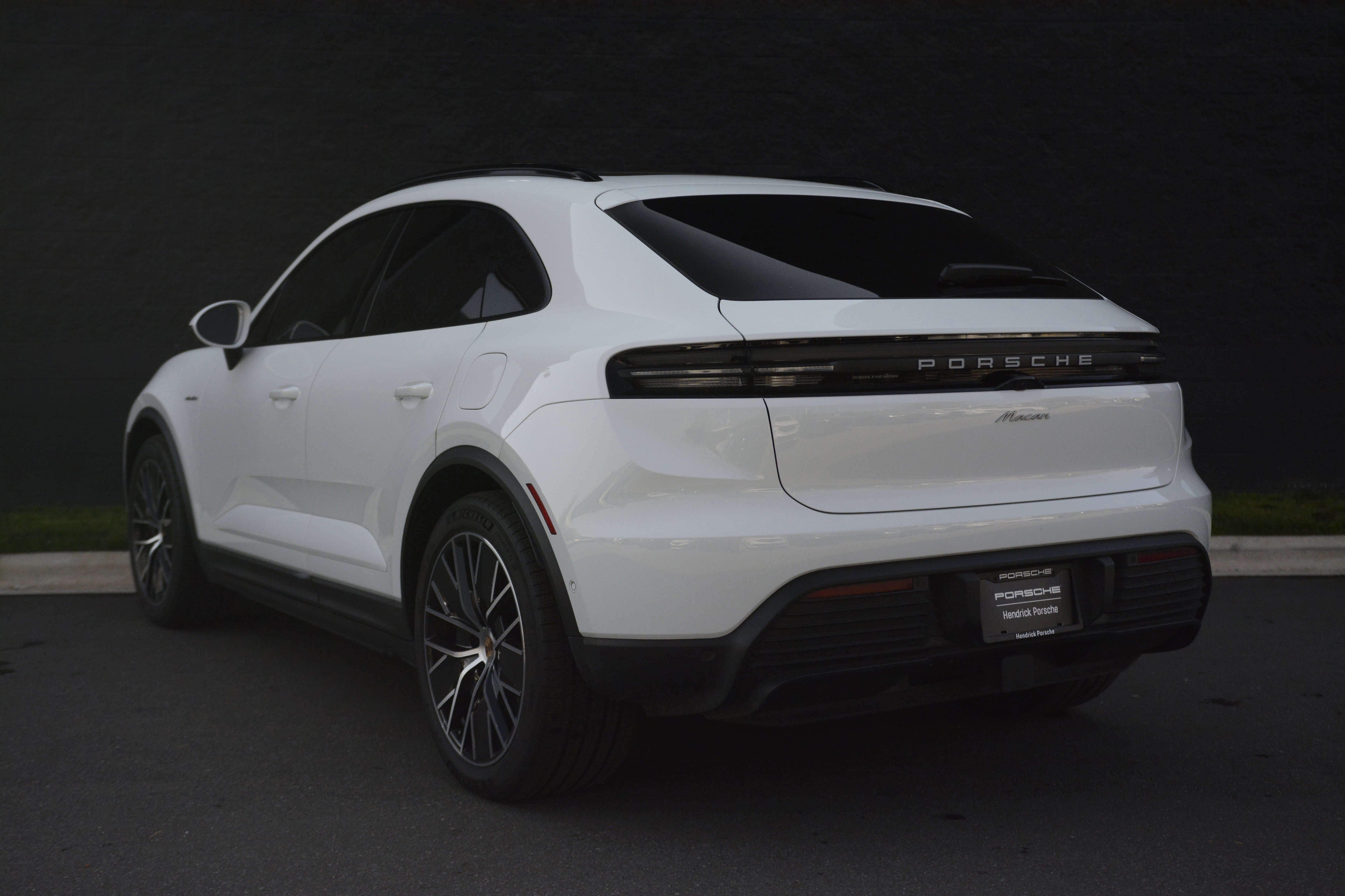 Certified 2025 Porsche Macan Electric image 3