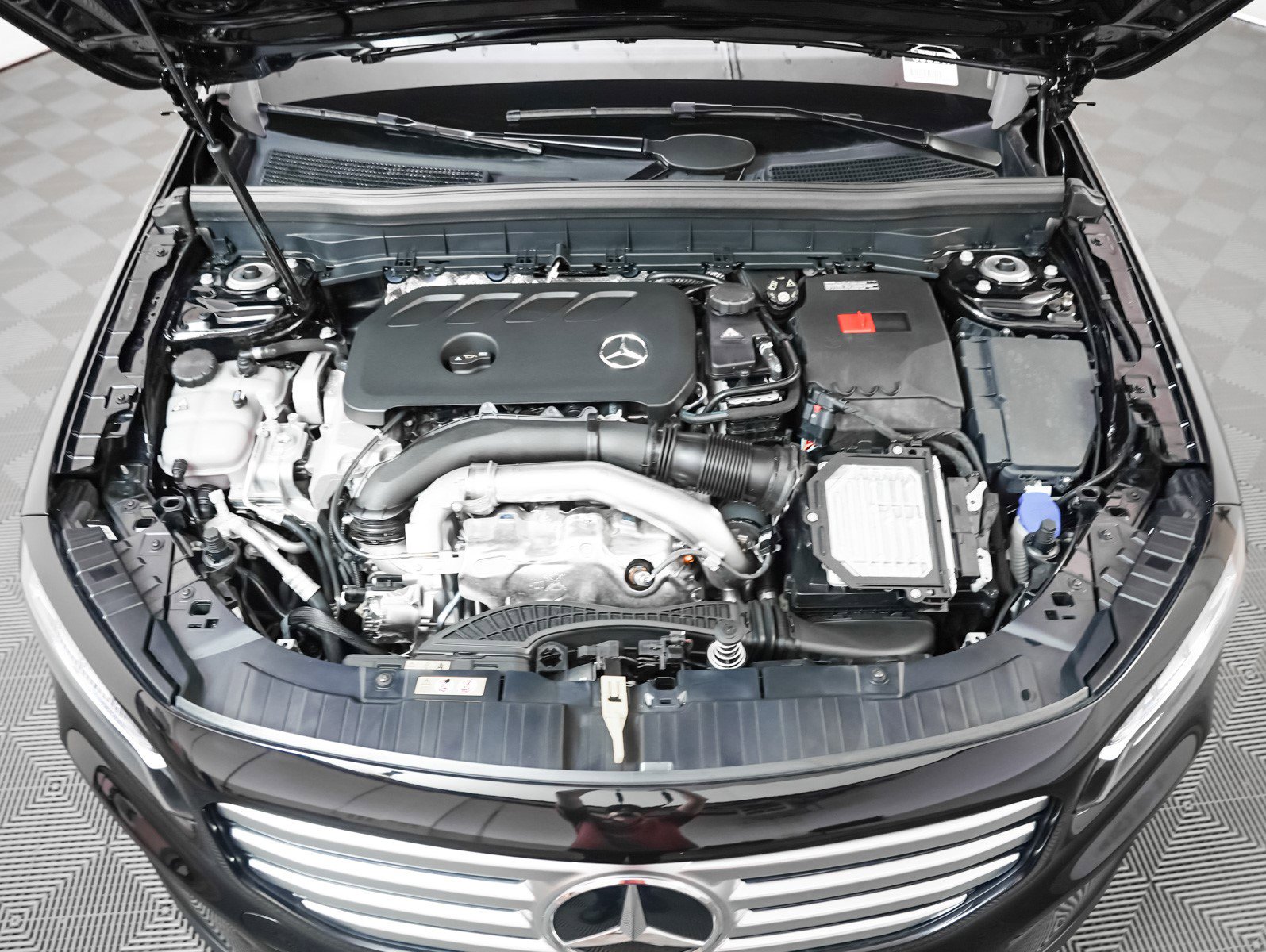 New 2025 Mercedes-Benz GLB 250 4MATIC image 4