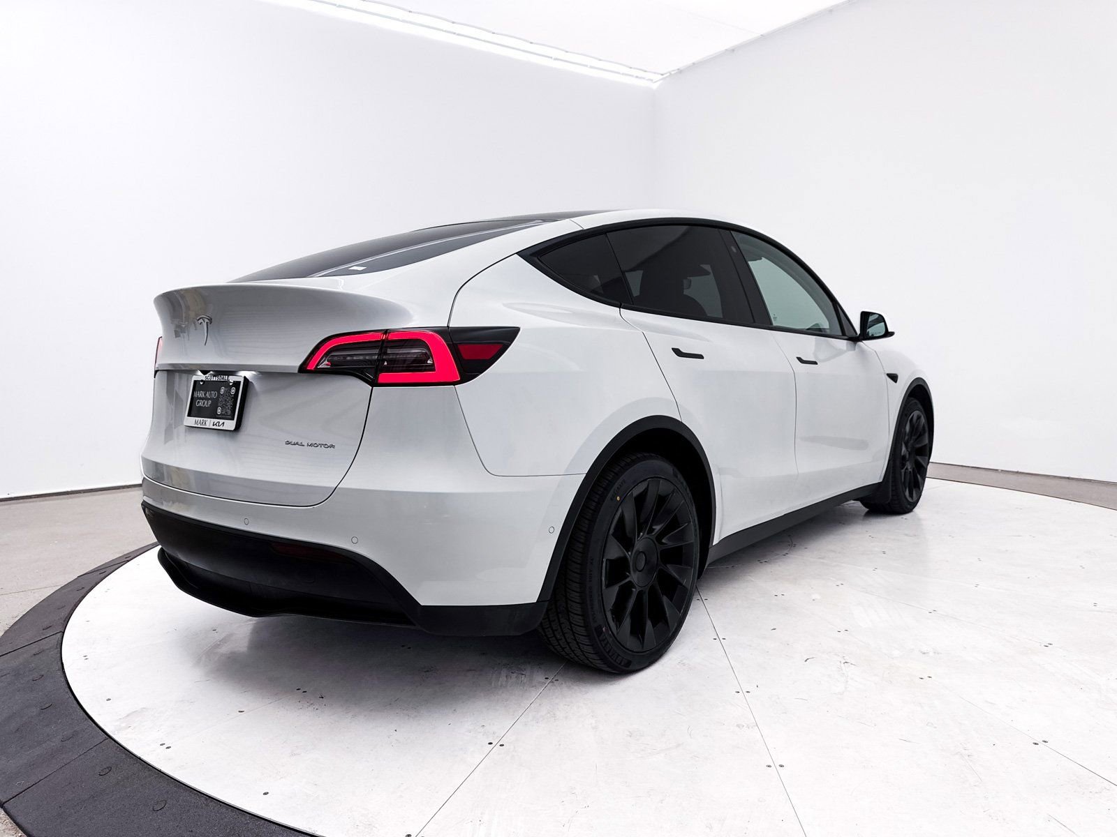 Used 2020 Tesla Model Y Long Range image 16