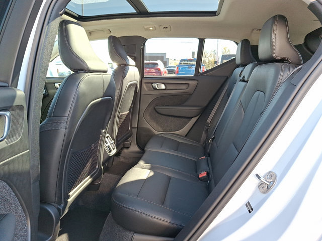 Used 2025 Volvo XC40 B5 Plus image 10