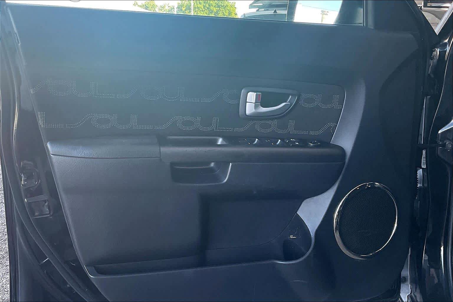 Used 2013 Kia Soul + FWD image 21