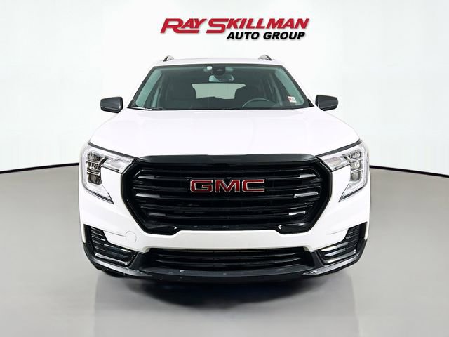 Used 2024 GMC Terrain SLE w/ Driver Convenience Package image 2