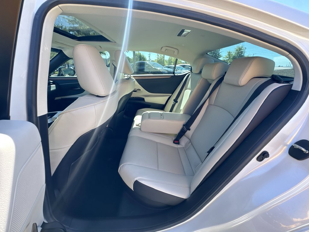 Used 2025 Lexus ES 300h w/ Premium Package FWD image 32